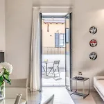 Seety Porta Romana Statue ميلان