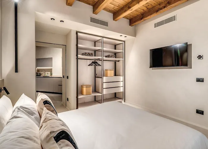 Seety Porta Romana Statue