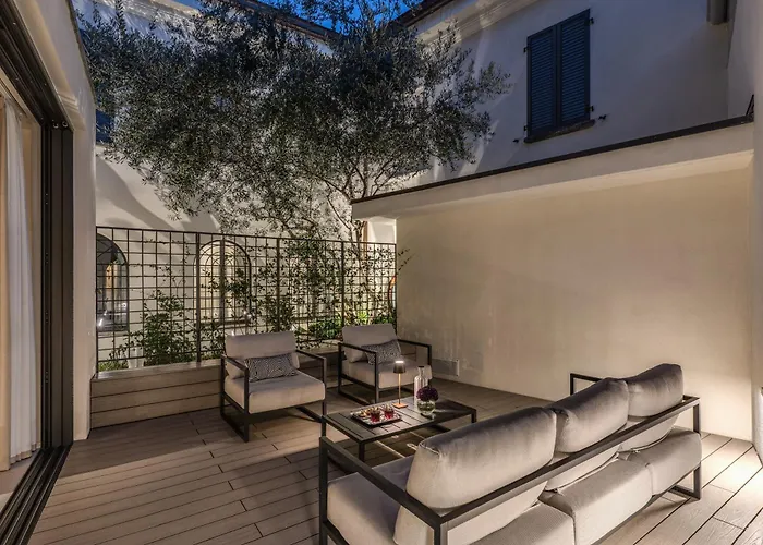 Seety Porta Romana Statue