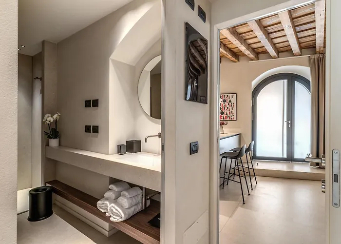 Seety Porta Romana Statue