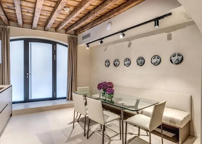 Seety Porta Romana Statue