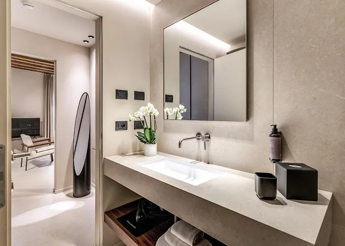 Seety Porta Romana Statue